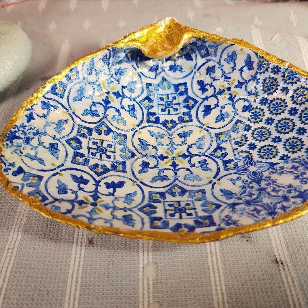 DECOUPAGE CLAM SHELL DECOUPAGE BLUE PATTERN ON A CLAM SHELL TRINKET DISH - Picture 5 of 11
